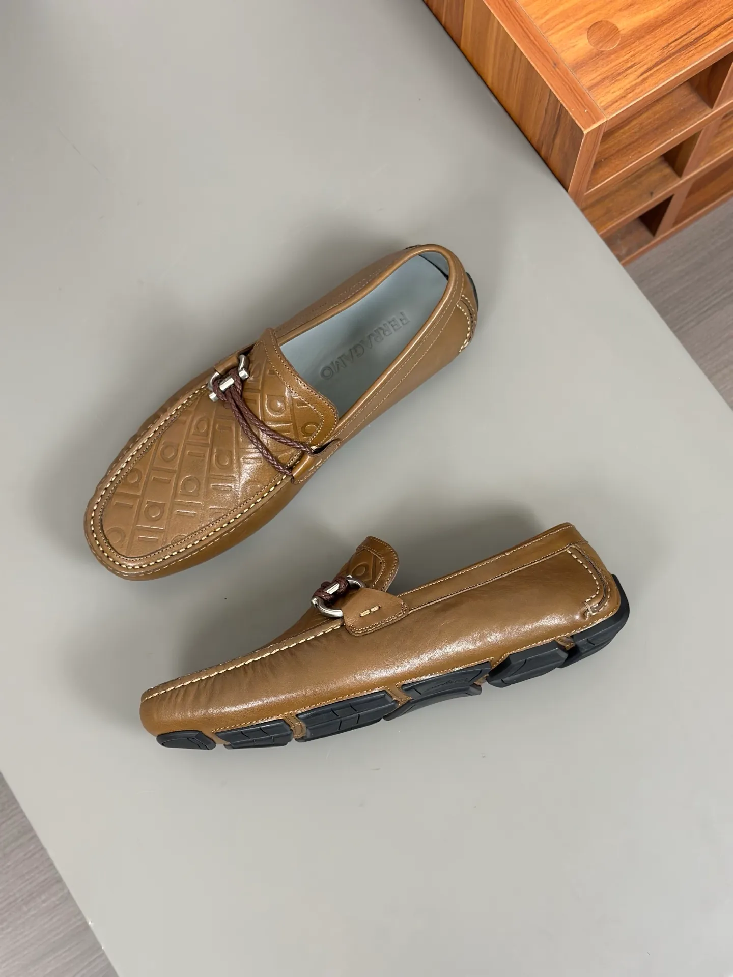 Batch 840, original order quality, new counter model, Ferragamo handmade men's driving shoes, bean shoes, slip-on shoes, lazy shoes, exquisite hand-stitching, workmanship details comparable to counters, original rubber outsole, imported cowhide from Italy, pressed water corrugated water-dyed cowhide lining, 39-44 large quantities in stock (38, 45 custom-made, non-refundable)